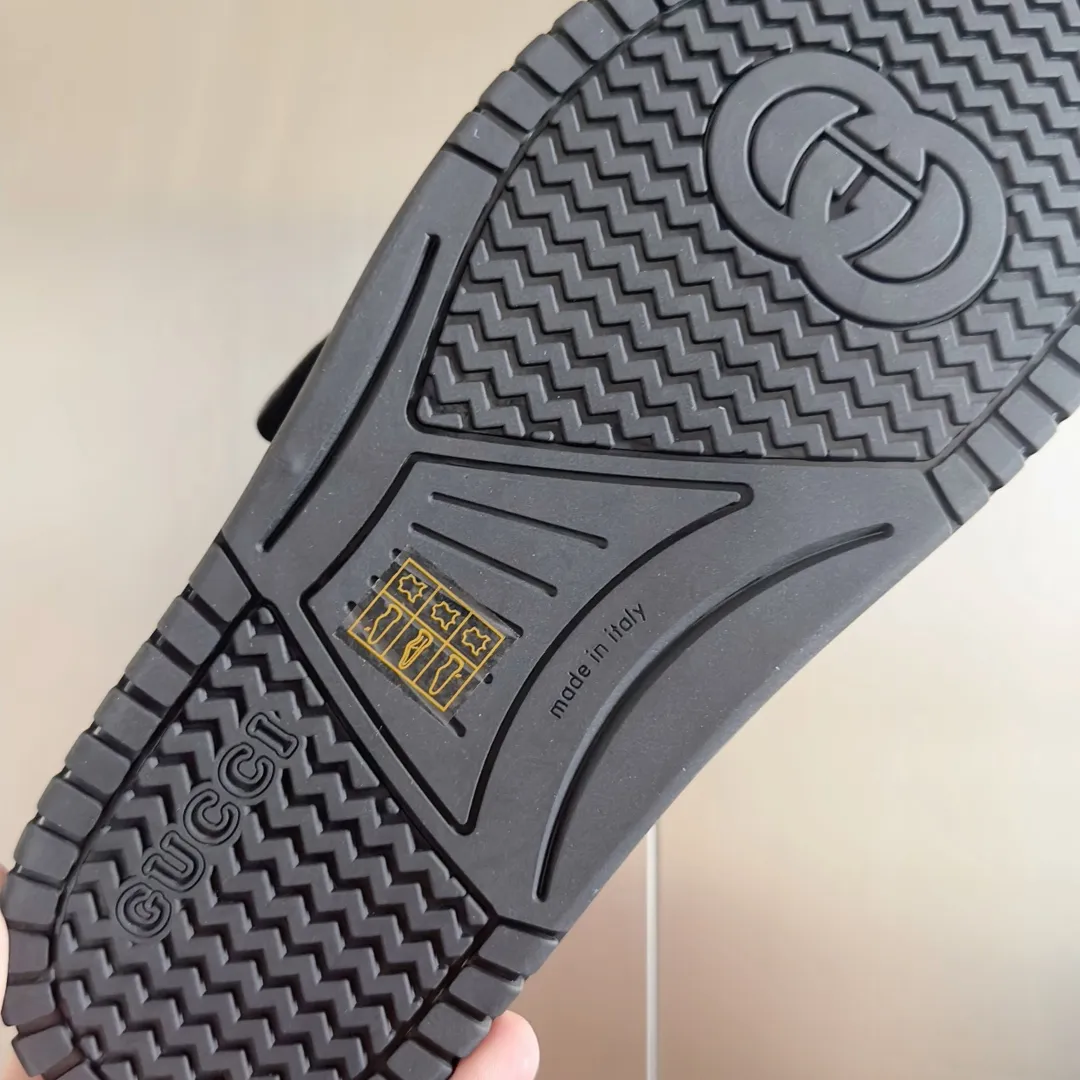 [G Home] Men's Men's Shoes💰:300💰Size:38-45 GUCC Gucci Original Order Quality 🆕2024Gucci Gucci Summer New Style Double G Presbyopia Flip-flops Cross Sandals Thick Sole Slippers Beach Shoes Original Purchase and Development Production G family's 2024 new summer dark horse items, fashion bloggers at home and abroad have put on the show, and it has become popular on social platforms at home and abroad. Fashionistas must pay for it, and they spend a lot of money to create ingenious craftsmanship and accurately restore every detail. Exquisite packaging at the delivery counter🛍📦 ▪️ Fabric: Original imported double G presbyopic leather ▪️ Lining: Original imported leather ▪️ Sole: Original open molded T men's shoes 💰U outsole ▪️ Bottom thickness: 3CM